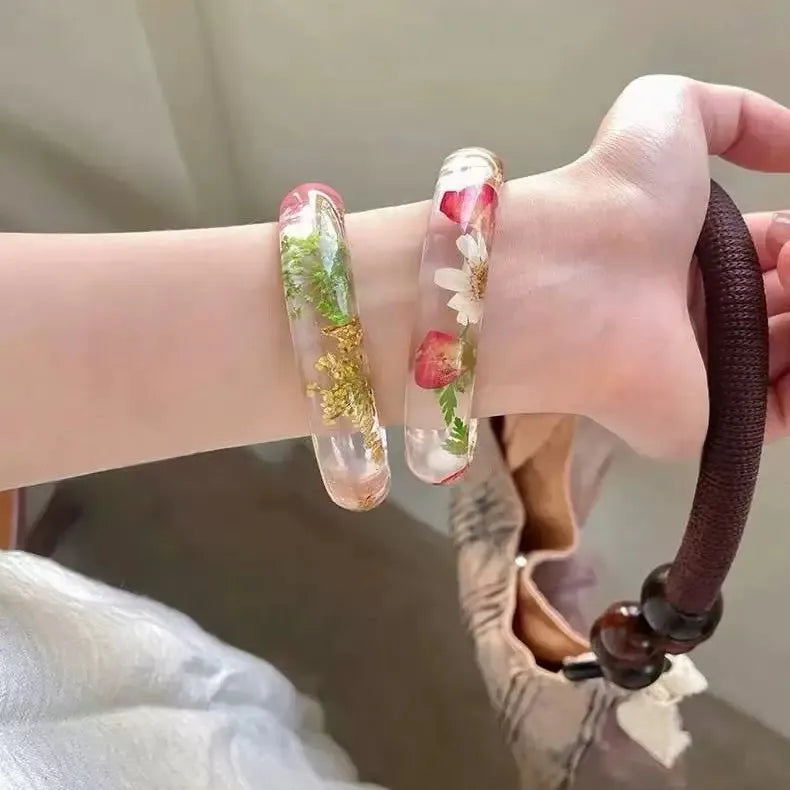 Women's simple design artistic flower resin bracelet